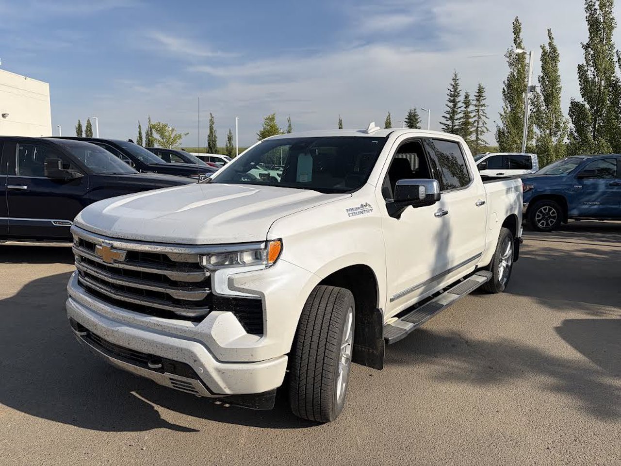 2024 Chevrolet Silverado 1500 4WD Crew Cab 147 High Country White Sherwood Park - photo #2