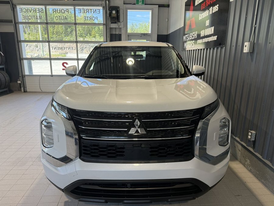 2022 Mitsubishi Outlander ES S-AWC White