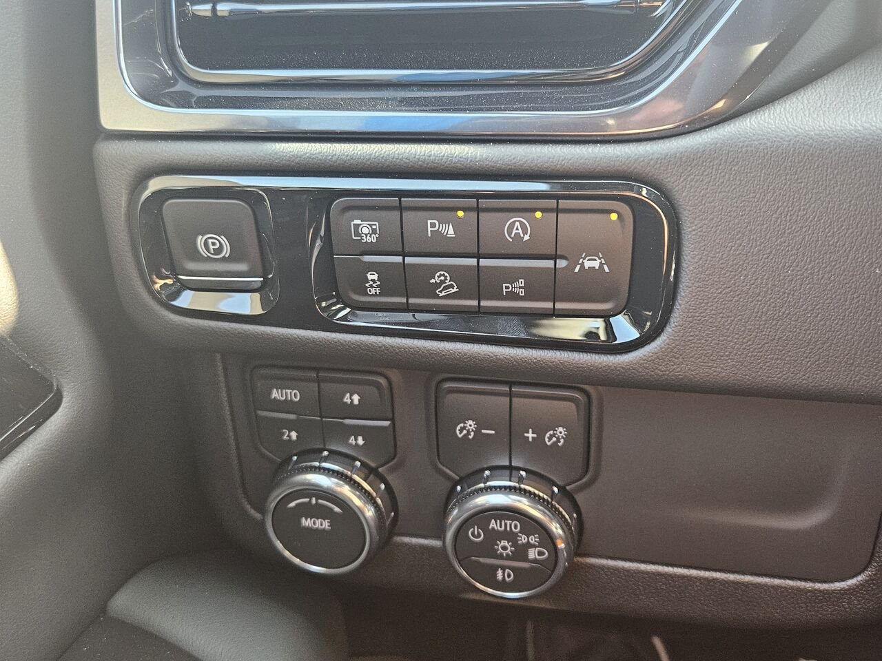 2026 GMC Yukon AT4 4 portes 4RM Sterling Metallic Thetford Mines - photo #12