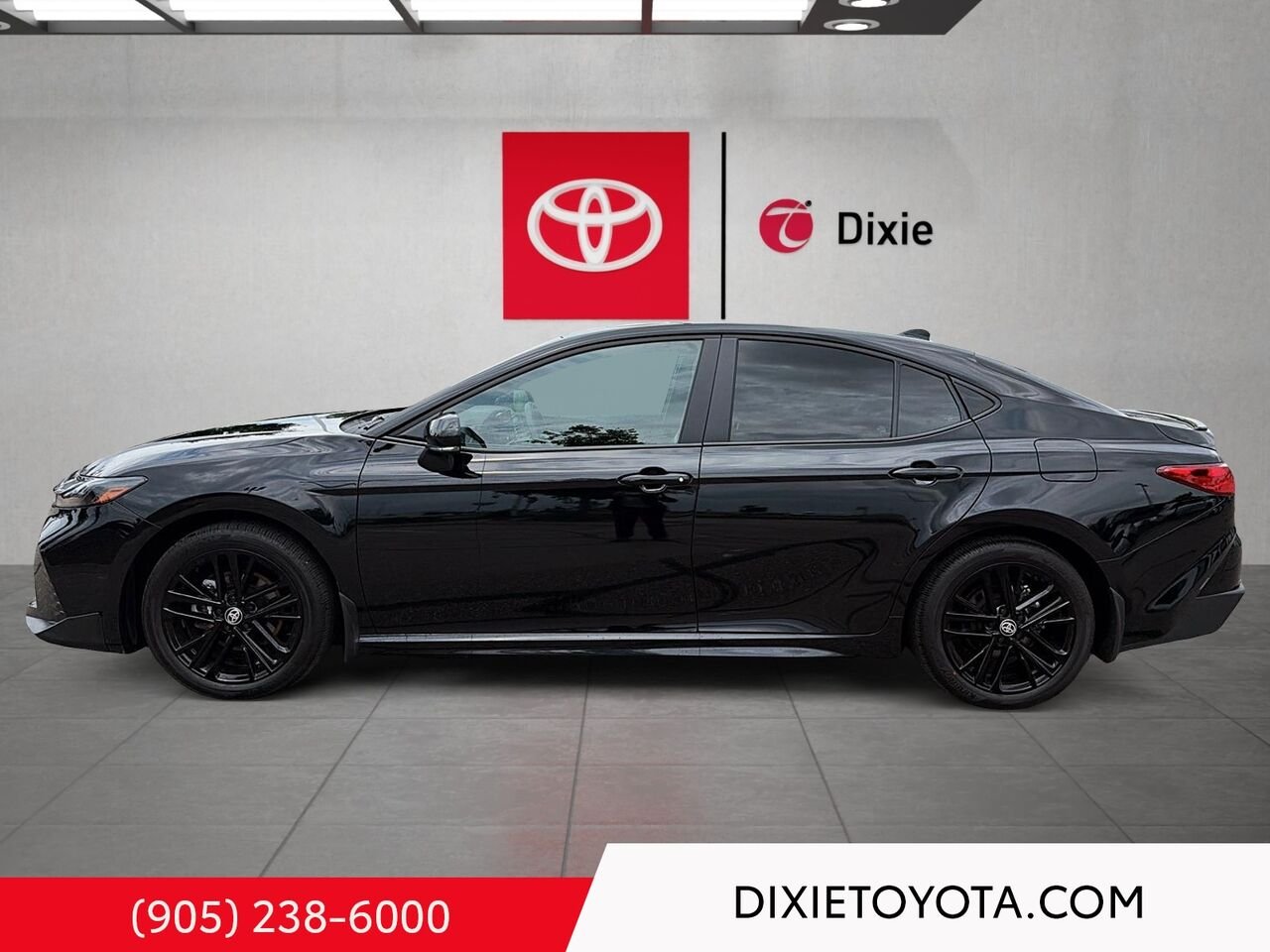 2026 Toyota Camry HYBRID SE UPGRADE AWD / CLEAN CARFAX / ALLOY WHEELS / MOONROOF / CARPLAY AND ANDROID AUTO Black Mississauga - photo #5