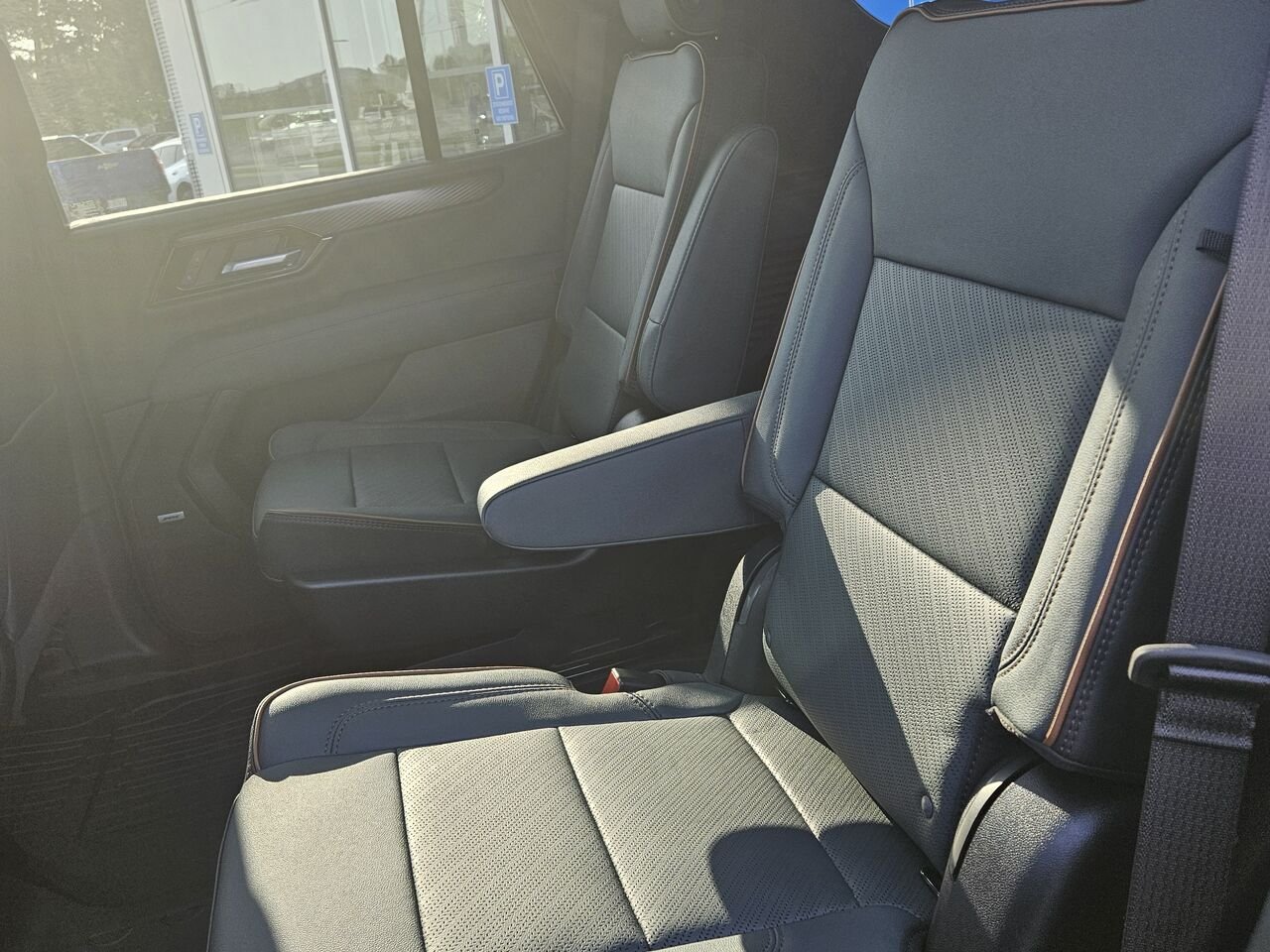 2026 GMC Yukon AT4 4 portes 4RM Sterling Metallic Thetford Mines - photo #17