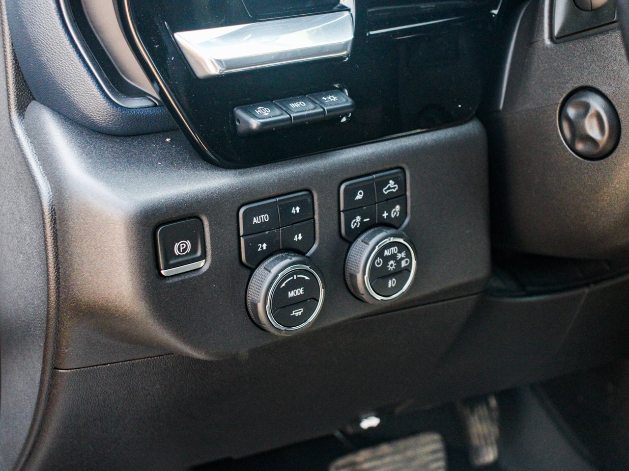 2023 Chevrolet Silverado 1500 4WD Crew Cab 147 High Country White Sherwood Park - photo #17