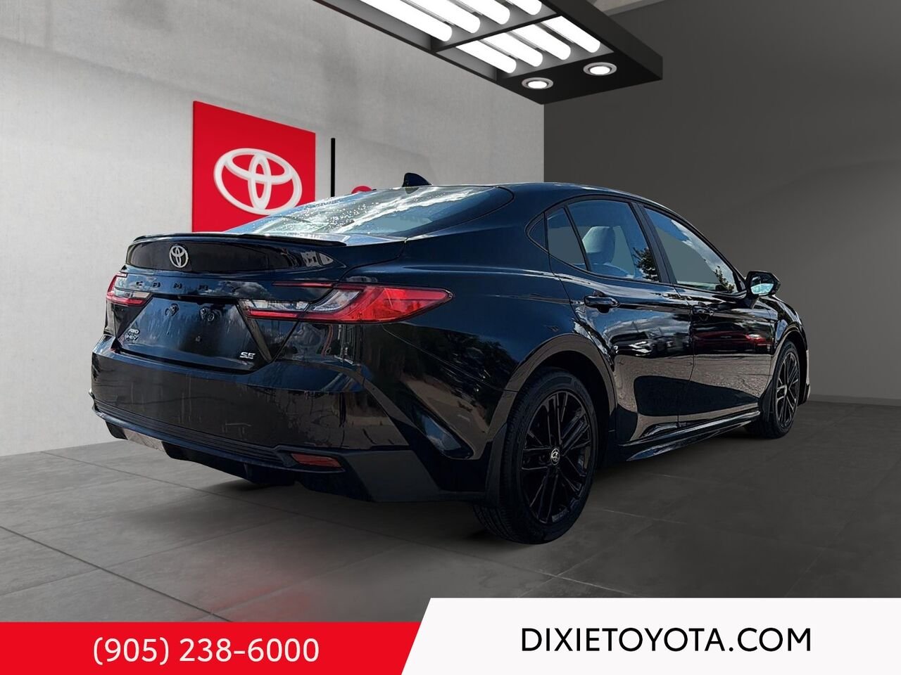2025 Toyota Camry HYBRID SE UPGRADE AWD / CLEAN CARFAX / HEATED SEATS / MOONROOF / CARPLAY AND ANDROID AUTO Black Mississauga - photo #3