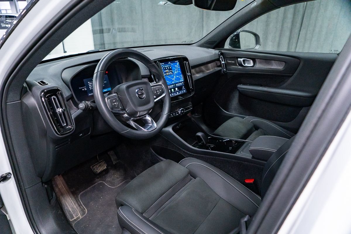 2025 Volvo EX40 Ultra White Montreal - photo #1