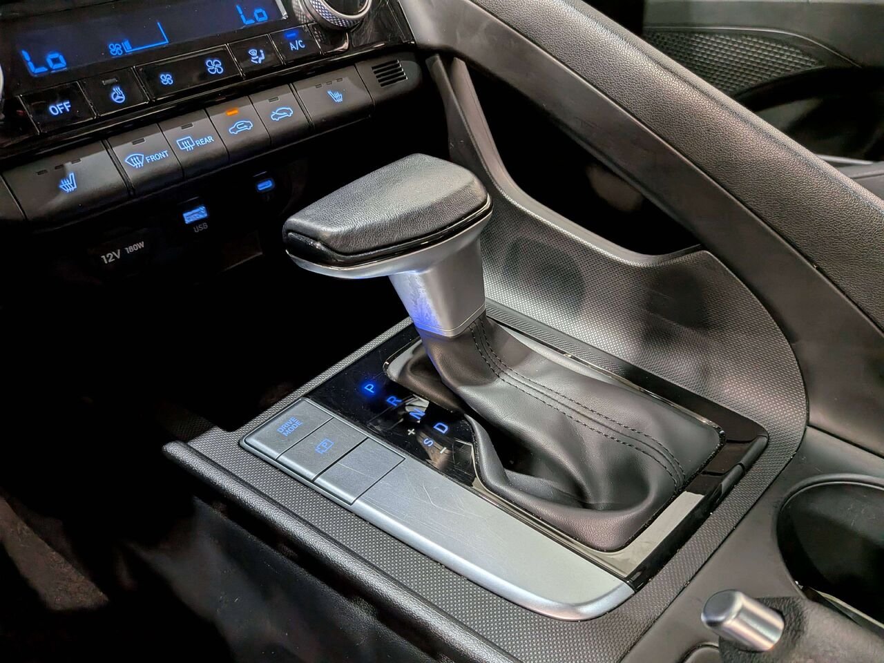 2025 Hyundai Elantra Preferred IVT w/Tech Pkg White Val-David - photo #31