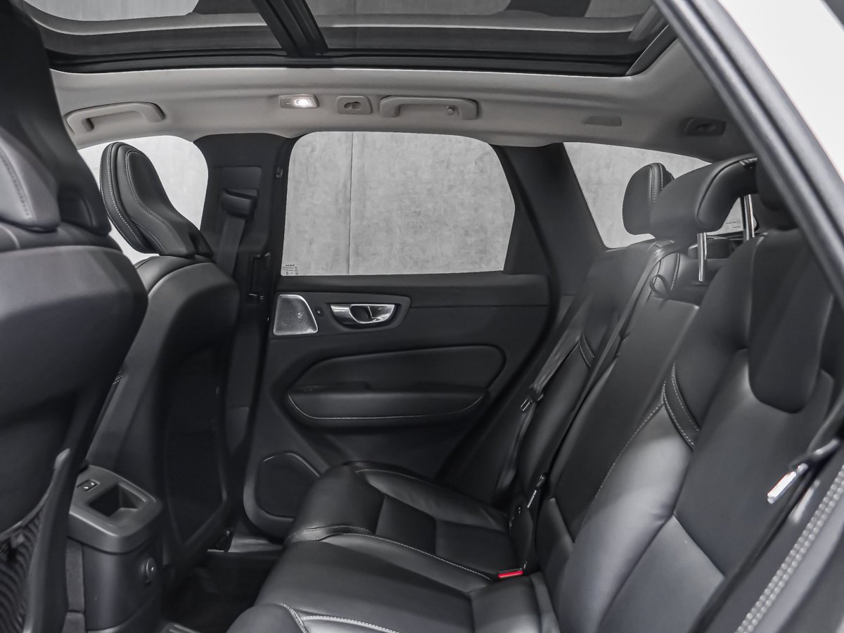 2023 Volvo XC60 Recharge T8 ULTIMATE DARK White Montreal - photo #12