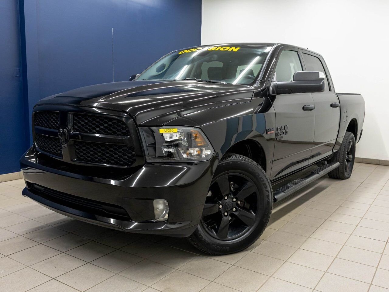 Ram 1500 Classic NIGHT CREW 4X4 V8 *SIÈGES CHAUFF* CARPLAY 3.92 2023 Noir Saint-Jérôme - photo #0