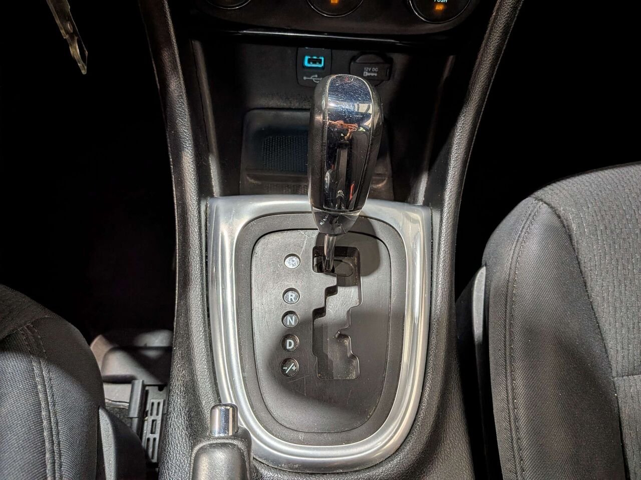 2013 Chrysler 200 4dr Sdn LX Silver Val-David - photo #21