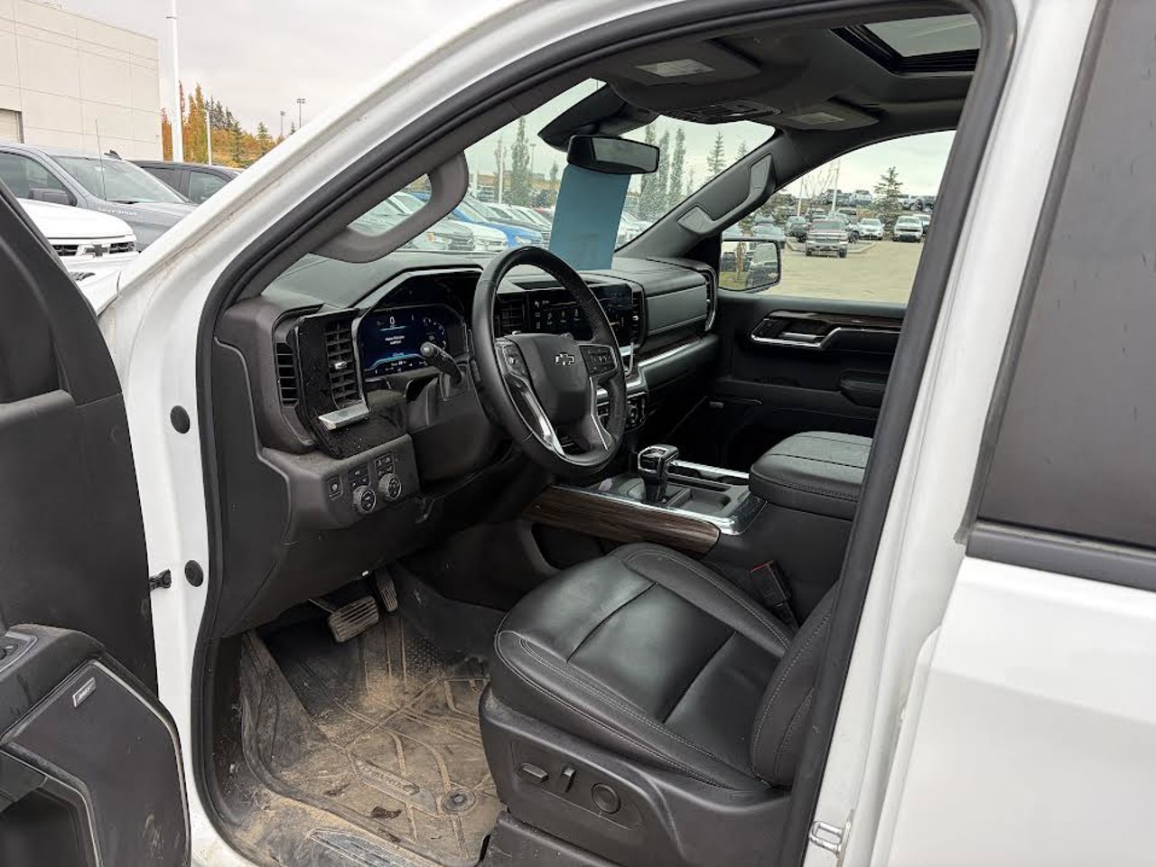 2024 Chevrolet Silverado 1500 4WD Crew Cab 147 RST White Sherwood Park - photo #5