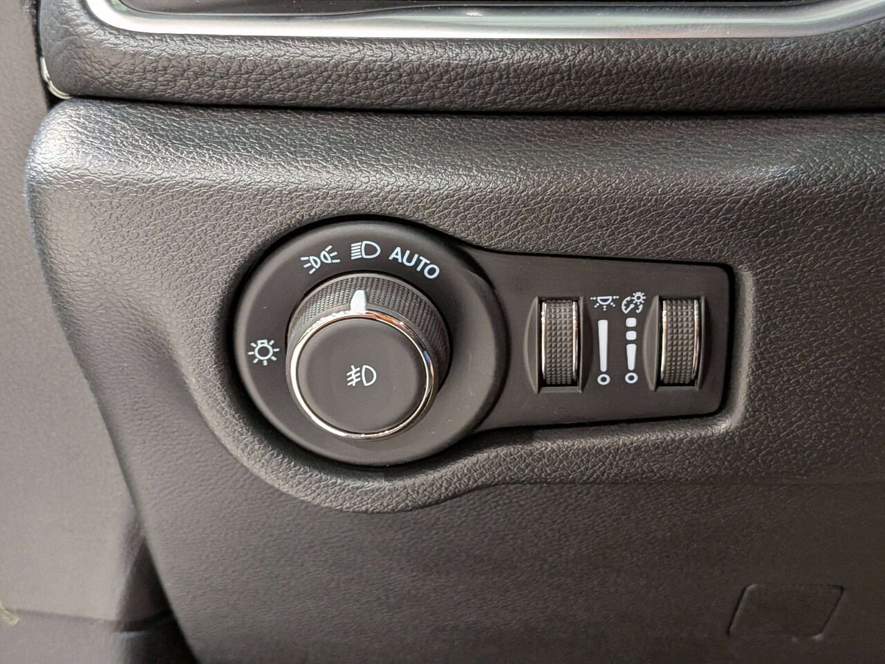 2025 Chrysler Pacifica Limited FWD White Val-David - photo #32