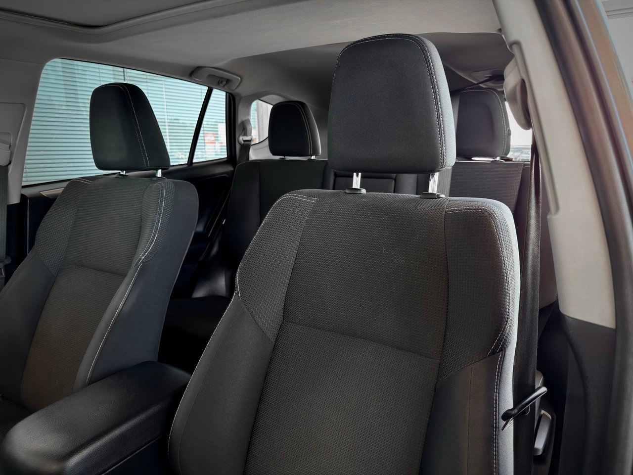 2017 Toyota RAV4 Hybrid Silver Notre-Dame-des-Prairies - photo #21