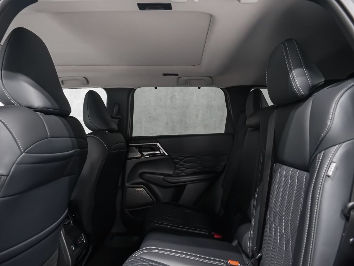 2026 Mitsubishi Outlander Plug-In Hybrid GT Moonstone Grey Premium Finish Montreal - photo #15