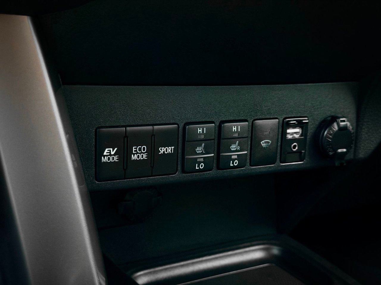 2017 Toyota RAV4 Hybrid Silver Notre-Dame-des-Prairies - photo #30