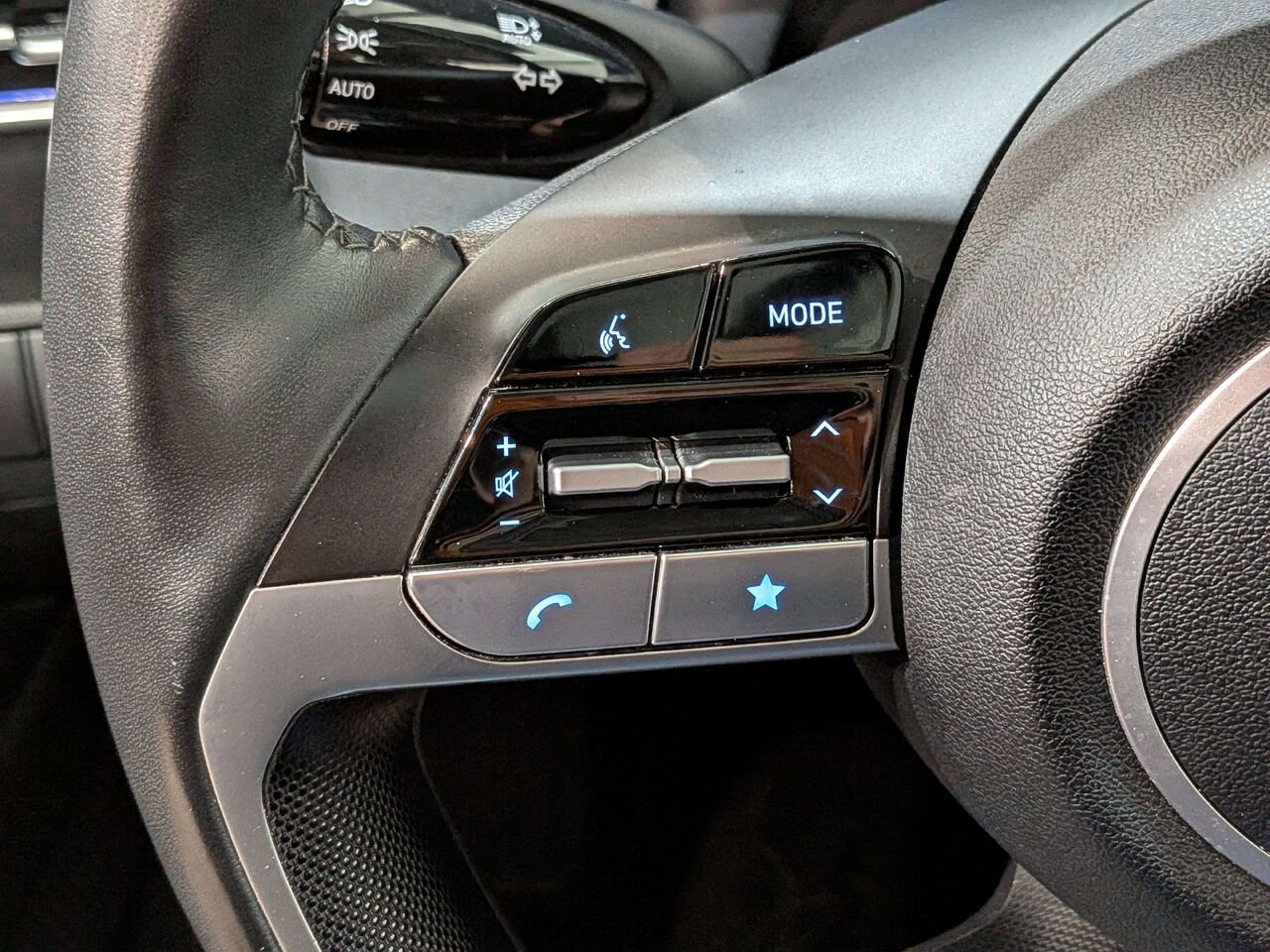 2025 Hyundai Elantra Preferred IVT w/Tech Pkg White Val-David - photo #14
