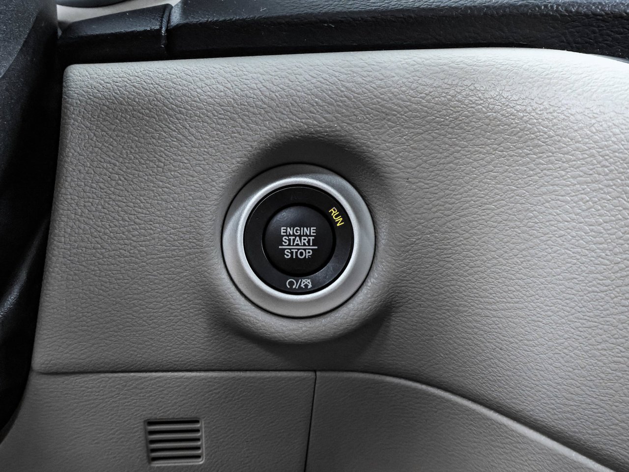 2024 Chrysler Grand Caravan SXT 2WD White Sherwood Park - photo #25