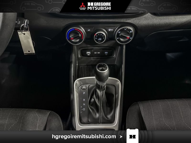 2025 Hyundai Venue White Laval - photo #24