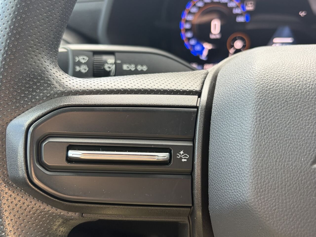 CHEVROLET COLORADO WT cabine multiplace 4RM 2024 Noir Gatineau - photo #4
