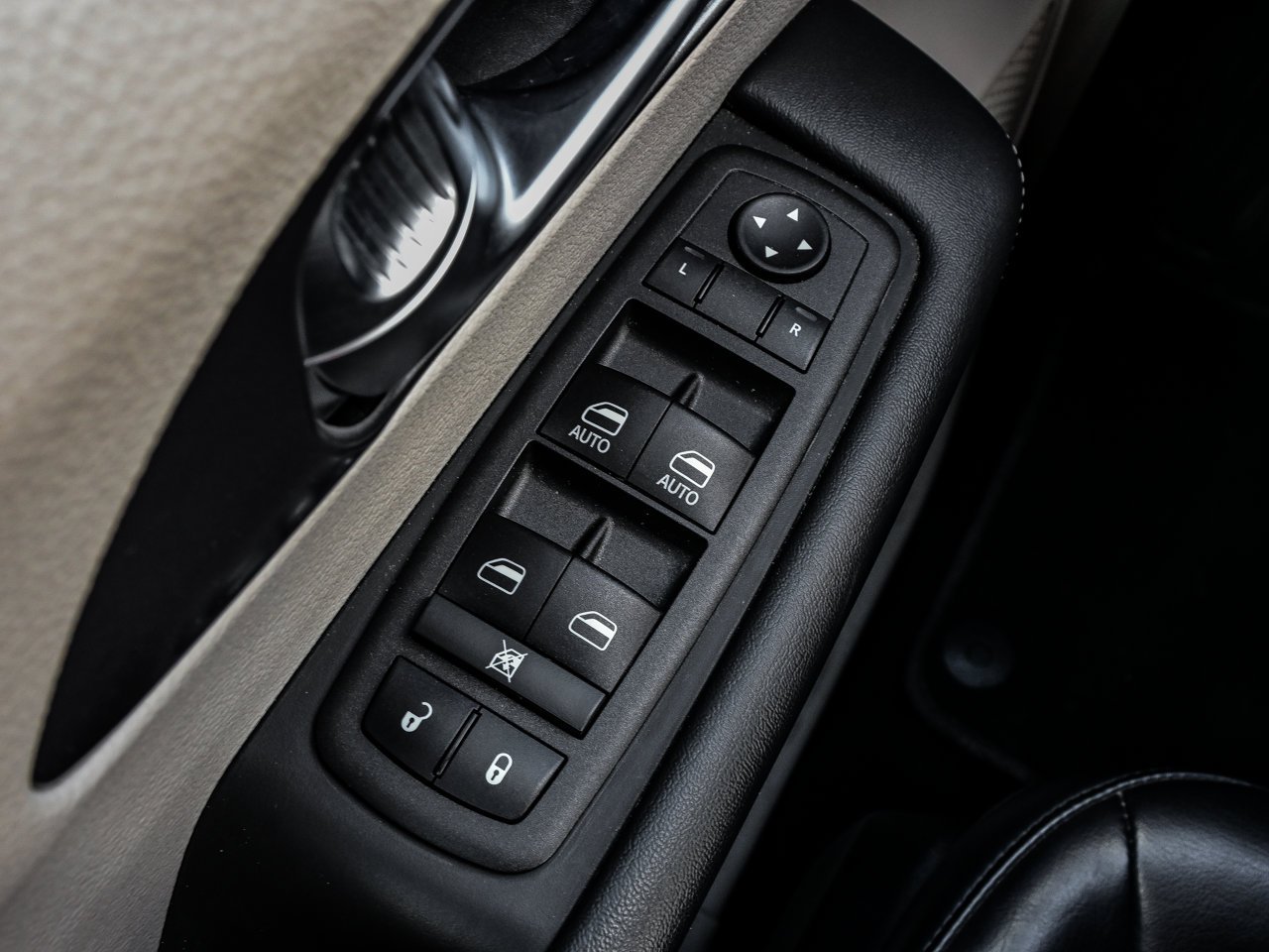 2023 Chrysler Pacifica Touring L AWD White Sherwood Park - photo #12