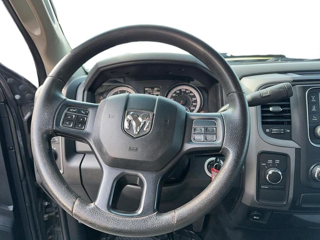 2017 Ram 1500 ST Grey Baie-Comeau - photo #11