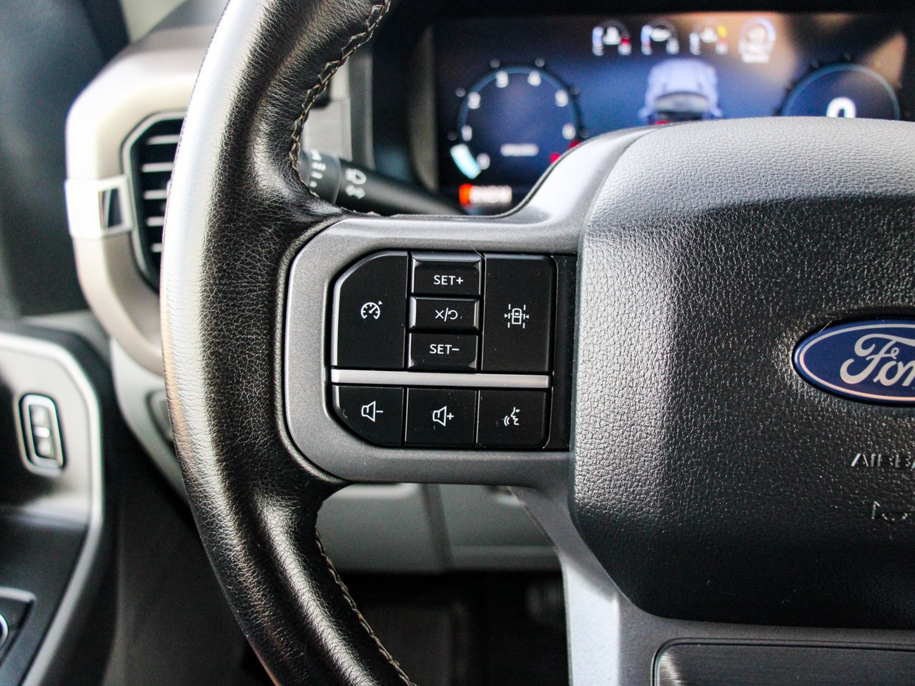 2025 Ford F-150 XLT 4WD SuperCrew 5.5' Box White Sherwood Park - photo #18