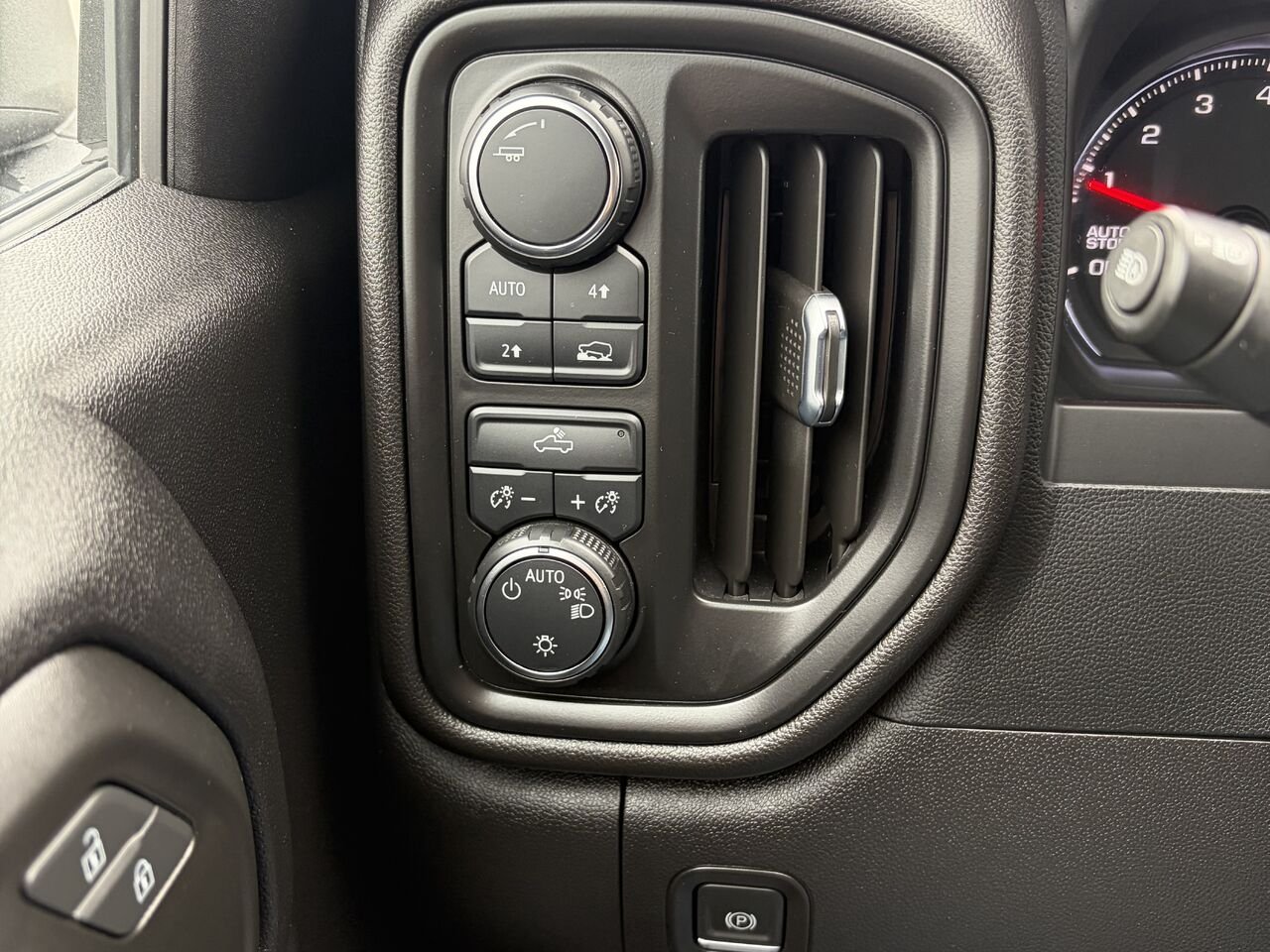 CHEVROLET SILVERADO K1500 CUSTOM Custom cabine multiplace 4RM 157 po 2024 Noir Gatineau - photo #4