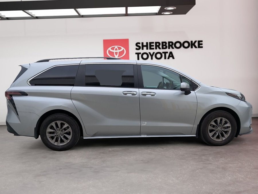 Toyota Sienna XLE/SIÈGES CHAUFFANTS/TOIT OUVRANT/VOLANT CHAUFFANT/AC BIZONE/SIÈGES EN CUIR 2025 Gris