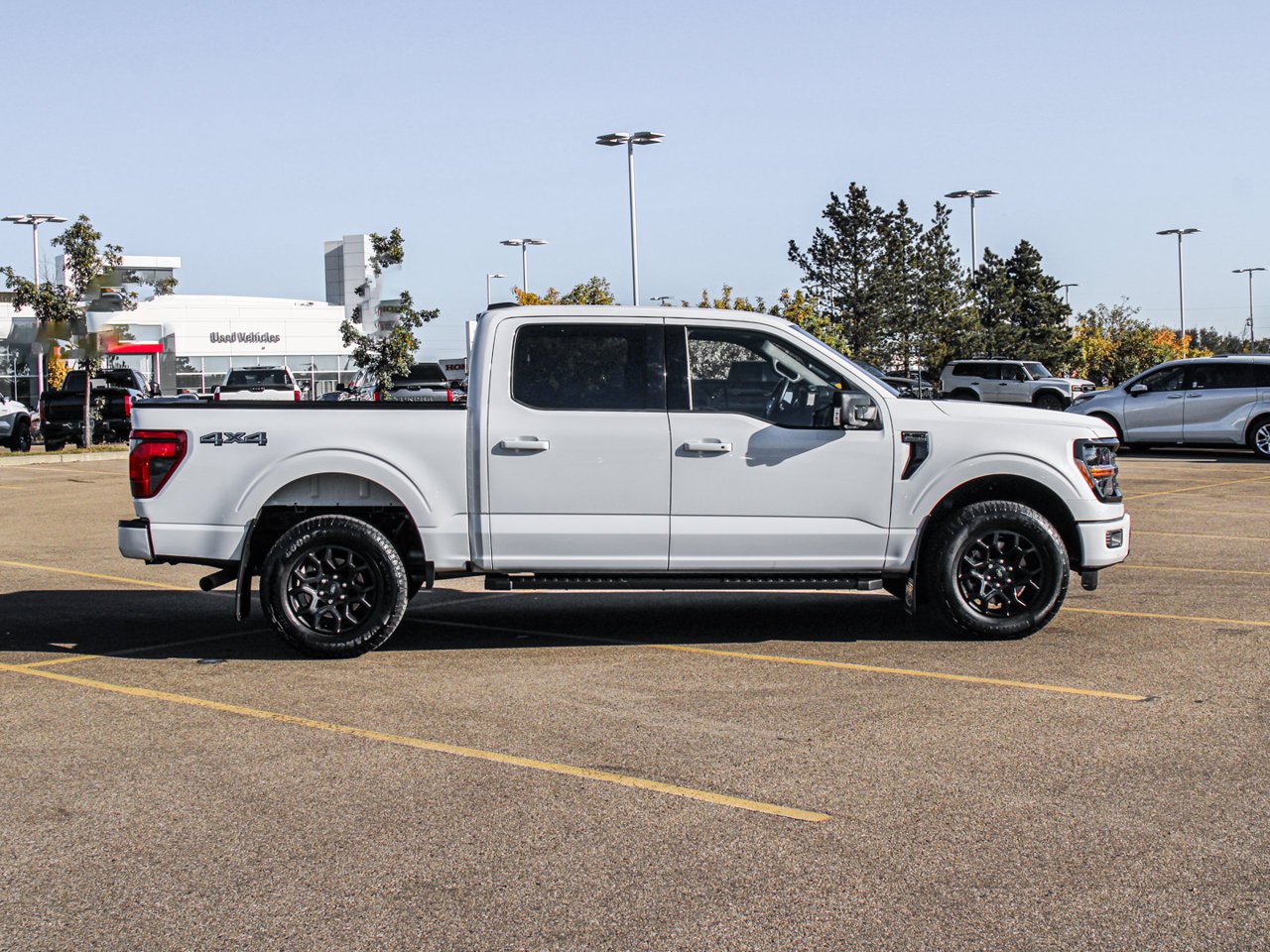 2025 Ford F-150 XLT 4WD SuperCrew 5.5' Box White Sherwood Park - photo #9