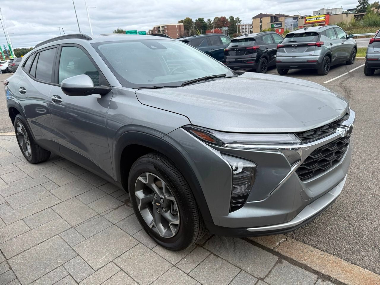 Chevrolet Trax LT *TOIT* SIEGES CHAUFF *REG ADAPT* CARPLAY *PROMO 2024 Gris Saint-Jérôme - photo #4