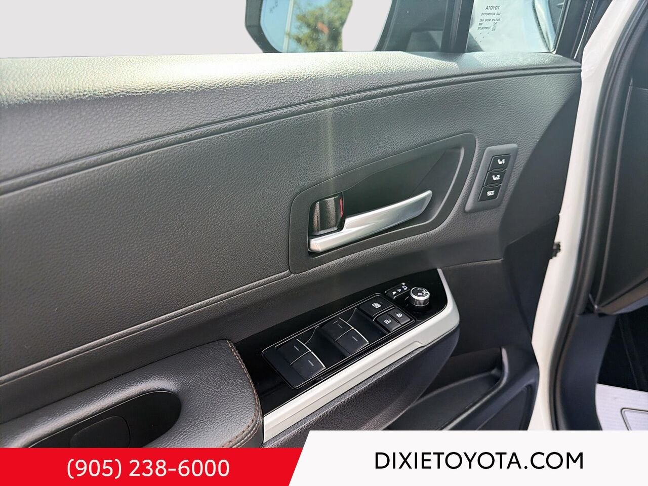 2026 Toyota Sienna Hybrid Limited AWD / CLEAN CARFAX / HEATED AND VENTILATED SEATS / MOONROOF / ALLOY WHEELS / CARPLAY AND ANDROID AUTO White Mississauga - photo #7