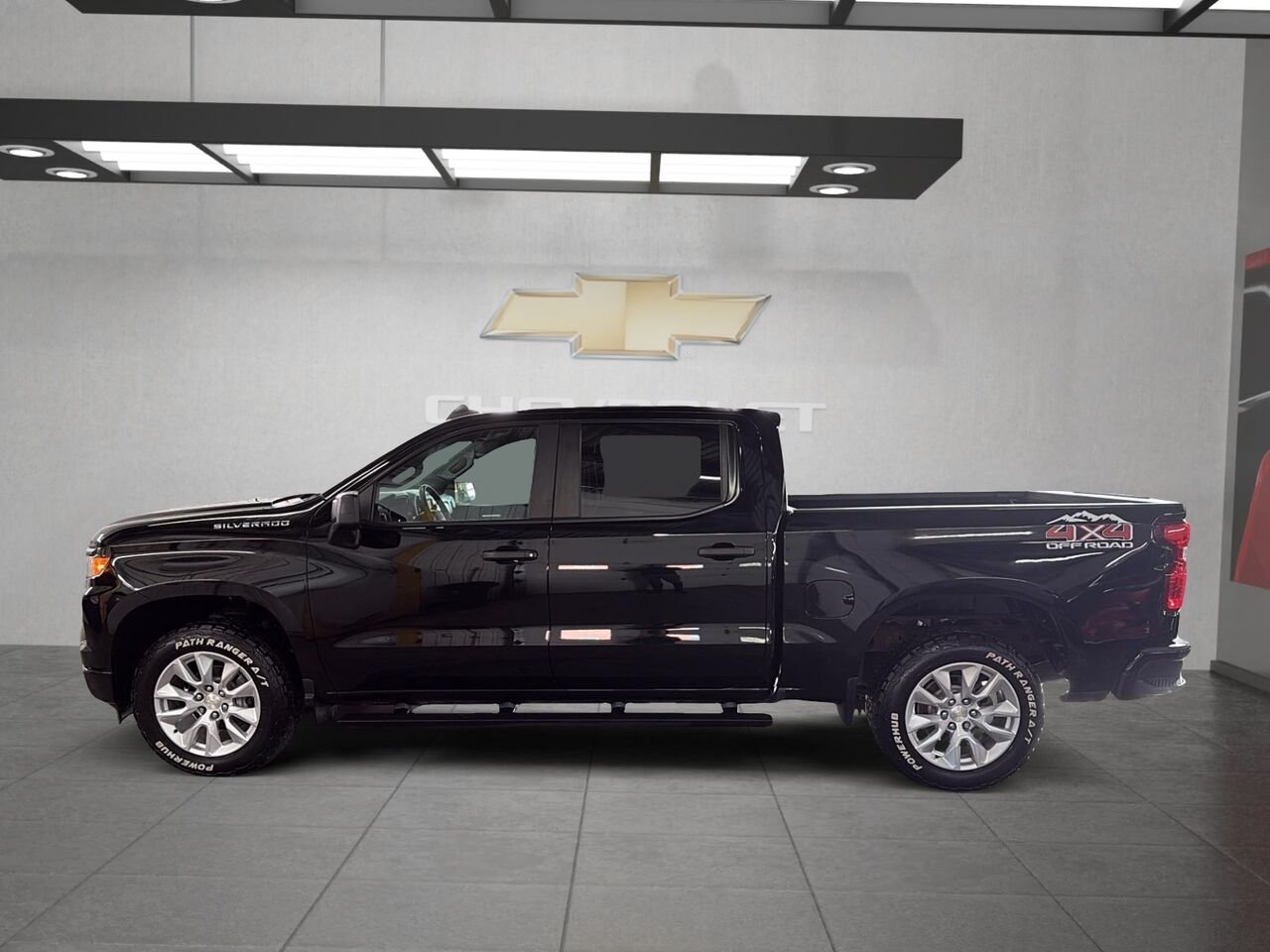 Chevrolet Silverado 1500 Custom cabine multiplace 4RM 147 po 2022 Noir Saint-Hyacinthe - photo #4