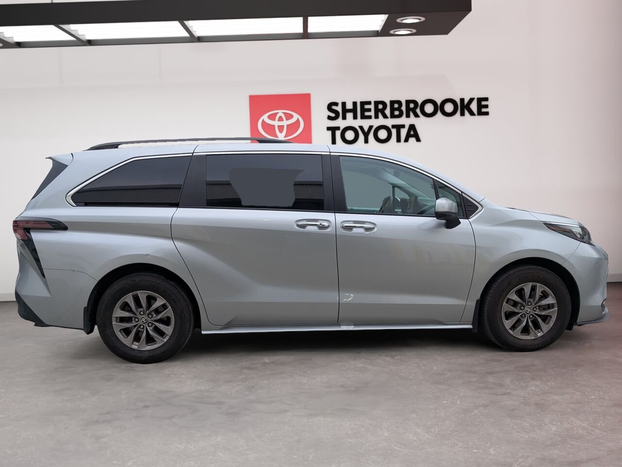 2025 Toyota Sienna 5TDGRKEC7SS280938 Grey Sherbrooke - photo #2