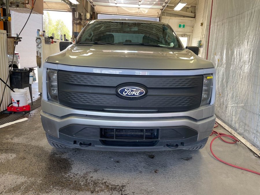 Ford F-150 Lightning XLT CREW 4X4 *GR REMORQ MAX* CHARGEUR EMB. 9.6 KW 2024 Gris