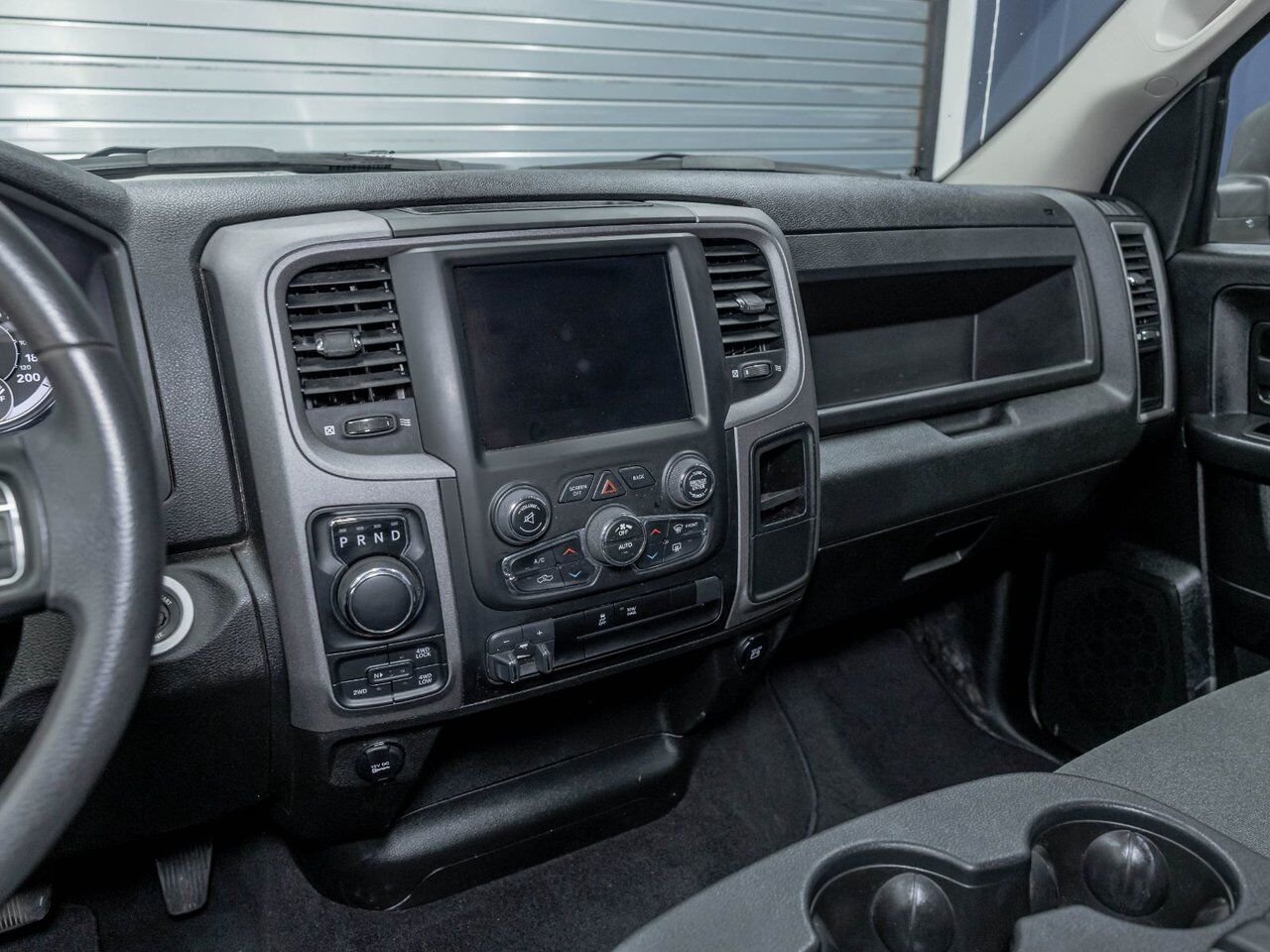Ram 1500 Classic NIGHT EDITION 4X4 *CARPLAY* FREINS REMORQ WIFI USB 2023 Blanc Saint-Jérôme - photo #19