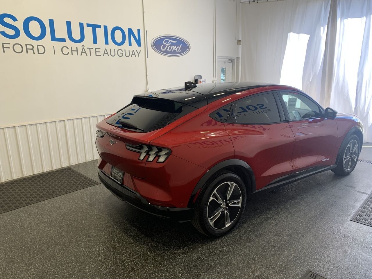 Ford Mustang Mach-E PREMIUM AWD Haut de gamme TI 2023 Rouge Châteauguay - photo #4