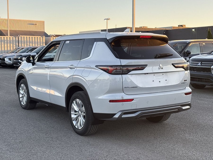 Mitsubishi Outlander PHEV SE S-AWC utilitaire sport TI 2026 Fini taillé diamant Blanc de qualité supérieure