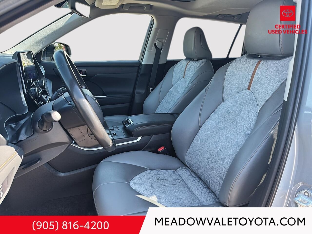 2023 Toyota HIGHLANDER New tires, Satin Bronze 18" Wheels, Running Boards, 2nd Row Captain Chairs Cement Mississauga - photo #8