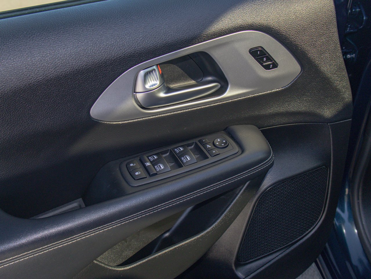 2025 Chrysler Pacifica Limited FWD Blue Sherwood Park - photo #20
