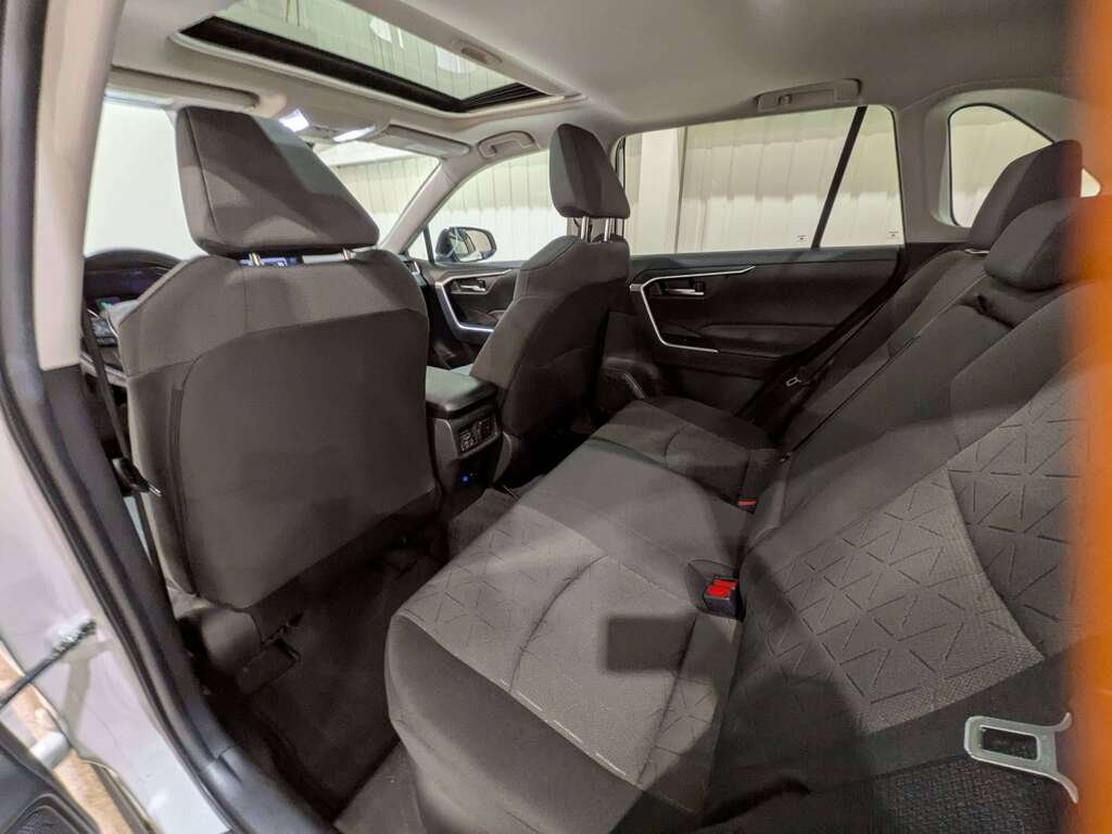 2022 Toyota RAV4 Hybrid XLE AWD White Val-David - photo #9
