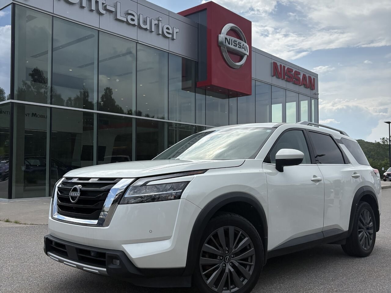 2022 Nissan Pathfinder SL White Mont-Laurier - photo #0