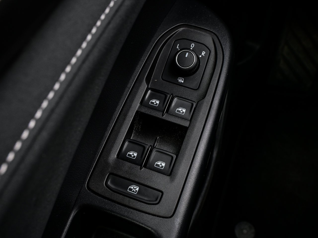 2026 Volkswagen Taos Comfortline Black Edition 4MOTION White Sherwood Park - photo #18