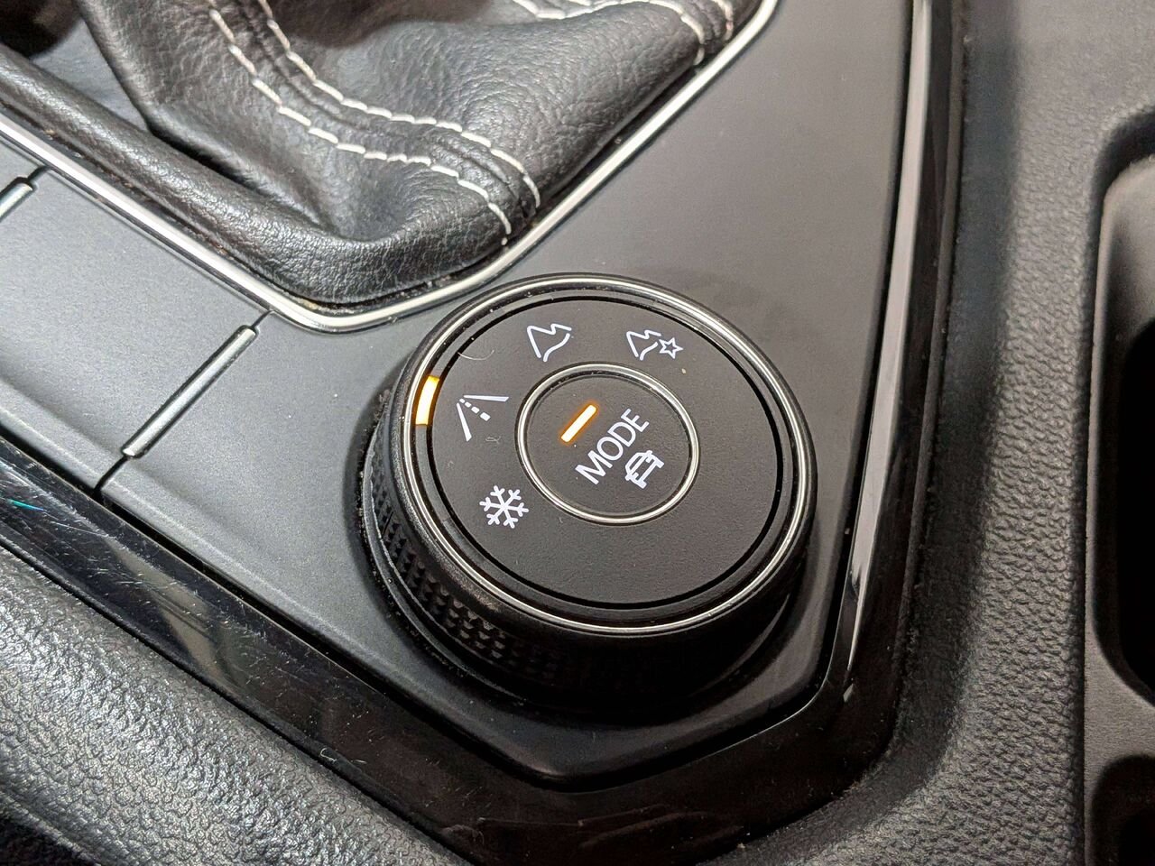2024 Volkswagen Taos Comfortline 4MOTION Black Mirabel - photo #27