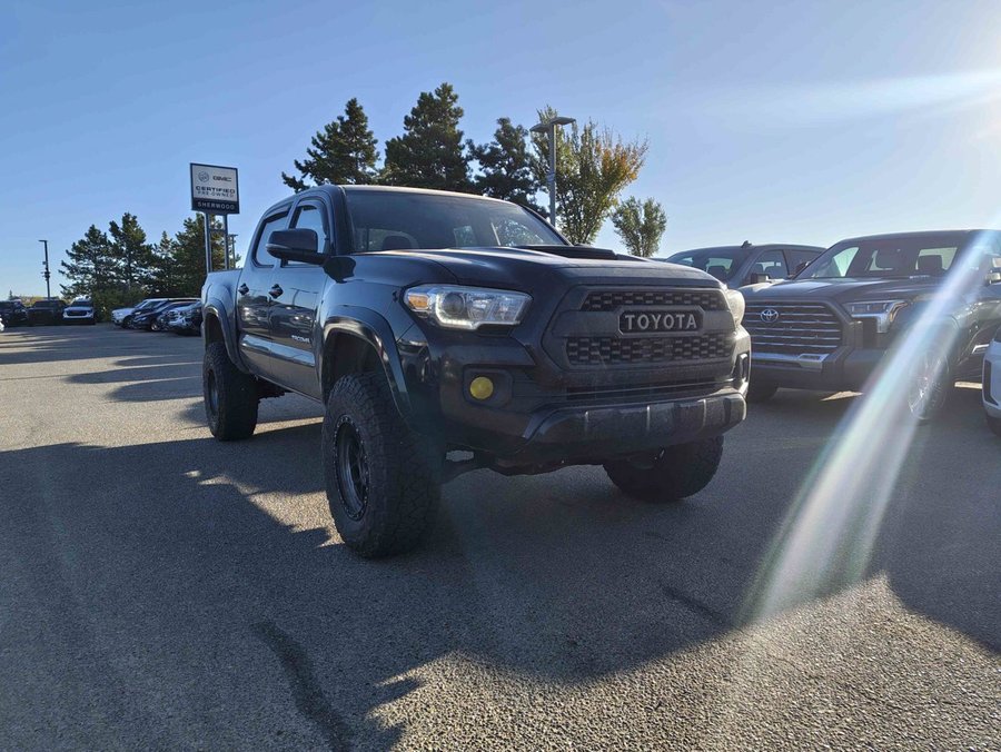 2017 Toyota Tacoma TRD Sport V6 6 Speed 4X4 | Aftermarket 17in KMC Wheels Black