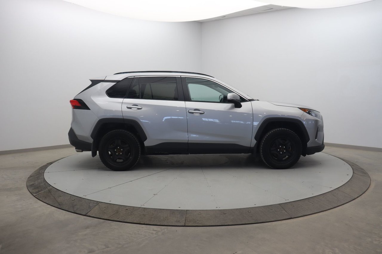 2020 Toyota RAV4 LE Grey Baie-Comeau - photo #2