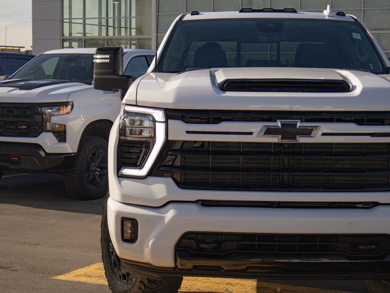 2024 Chevrolet Silverado 3500HD 4WD Crew Cab 159 LTZ White Sherwood Park - photo #4