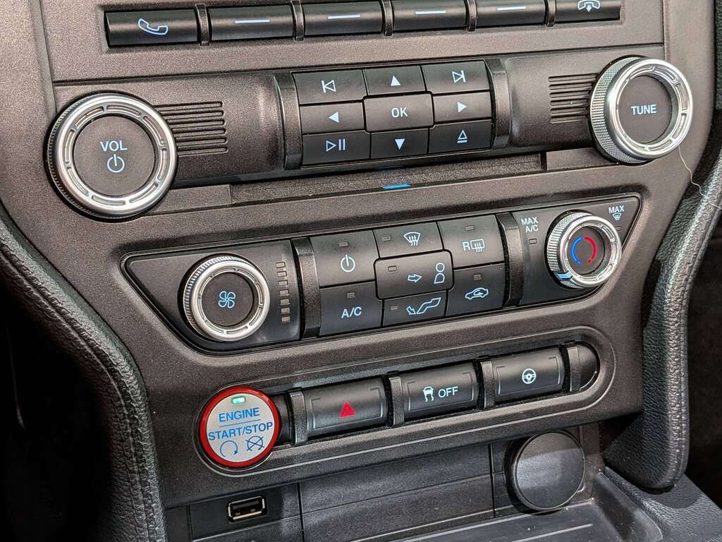 Ford Mustang 2dr Conv V6 2015 Blanc Val-David - photo #22