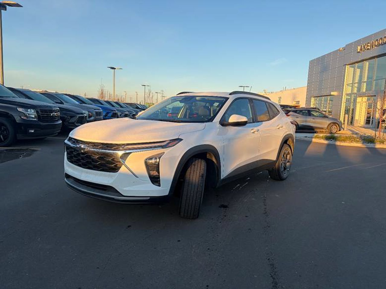 2025 Chevrolet Trax FWD 4dr LT White Sherwood Park - photo #2