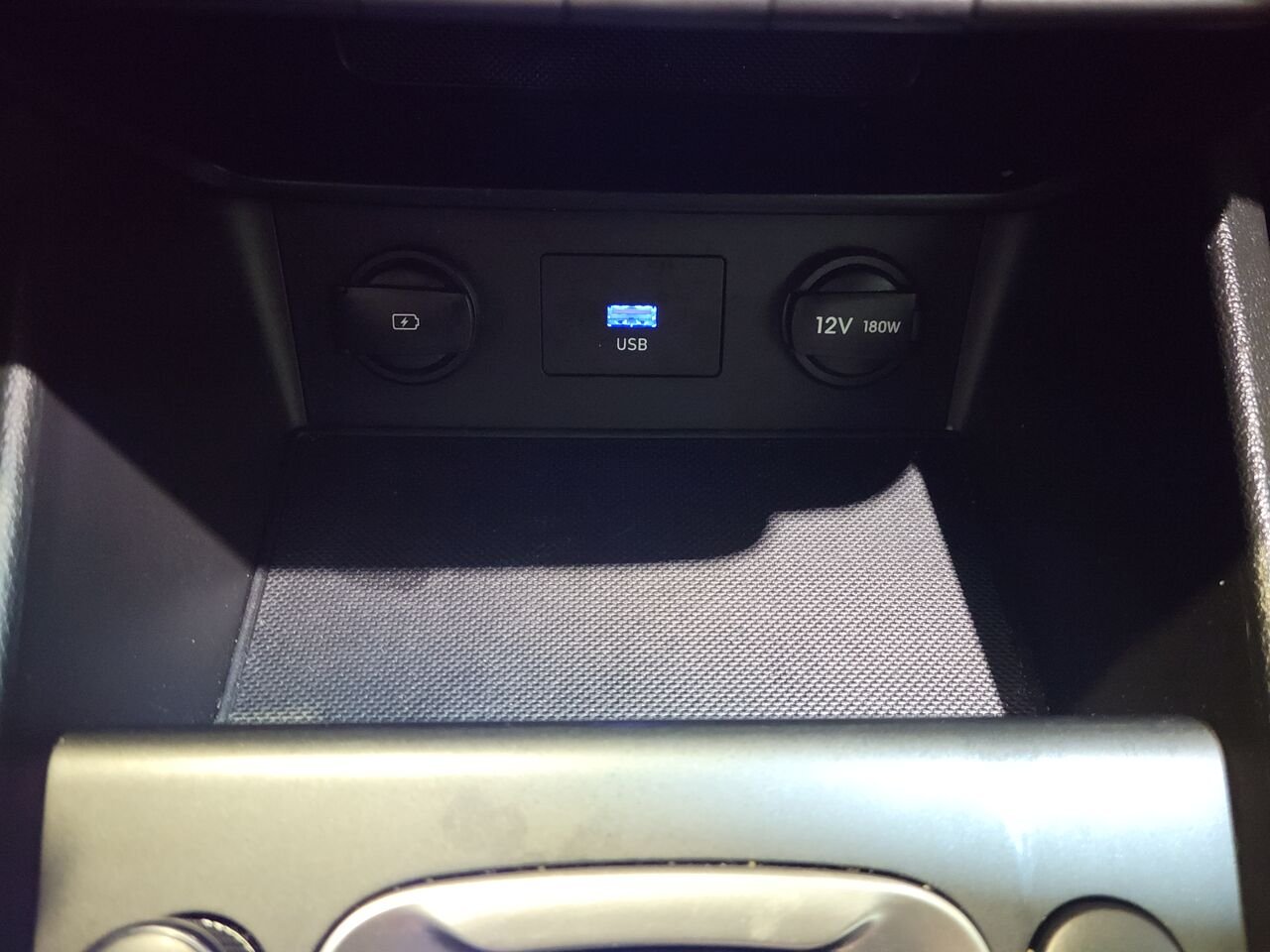 2022 Hyundai Kona White  - photo #24