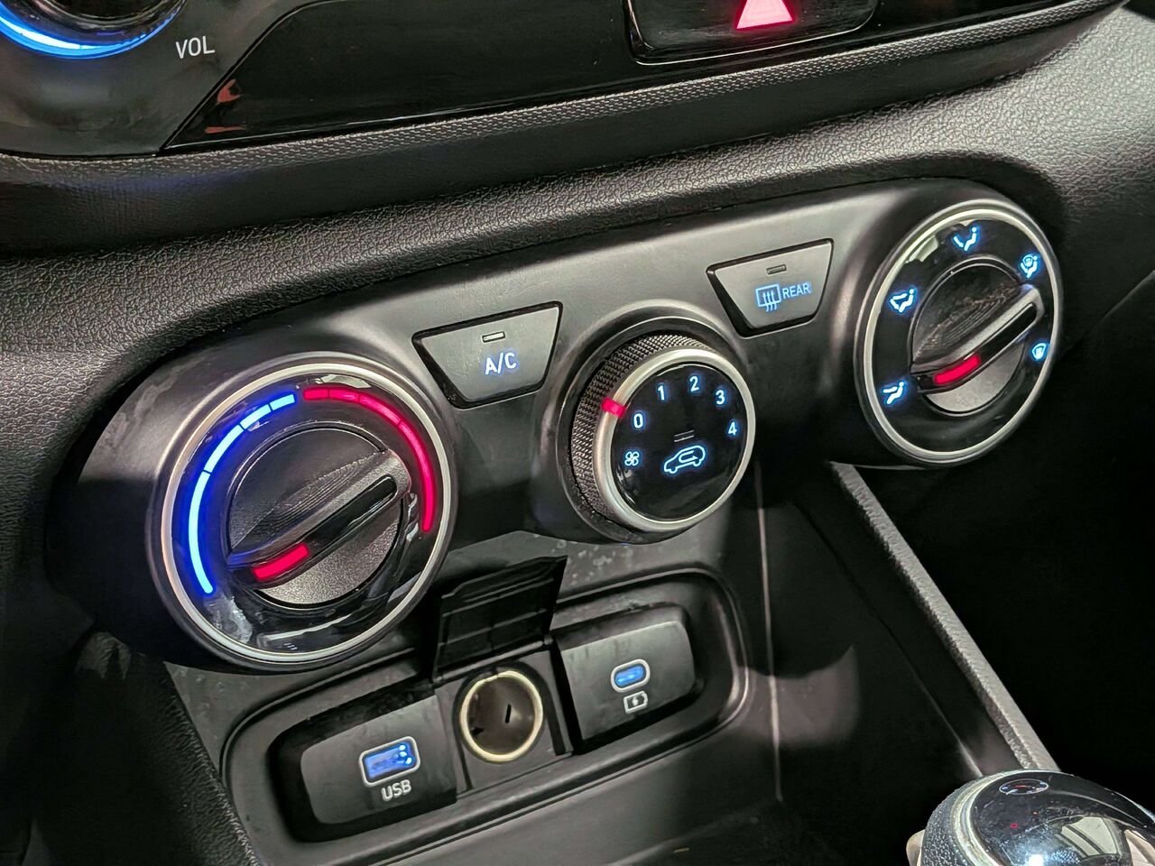 2023 Hyundai Venue Essential IVT Black Val-David - photo #25