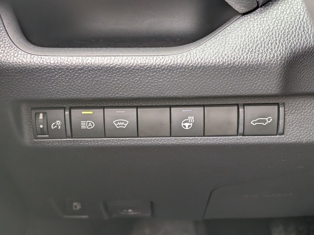 Toyota RAV4 Hybride XLE/AWD/SIÈGES CHAUFFANTS/VOLANT CHAUFFANT/TOIT OUVRANT/BLUETOOTH/AC BIZONE 2023 Rouge Sherbrooke - photo #11
