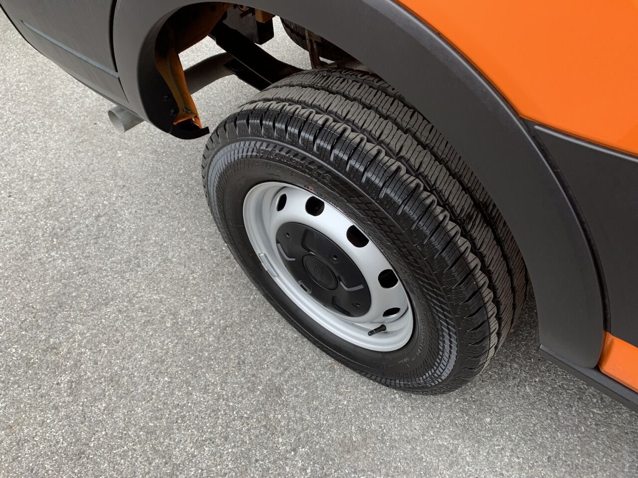 Ford Transit fourgon utilitaire T150, CARGO, 148 WB, TOIT BAS 2025 Orange Châteauguay - photo #5